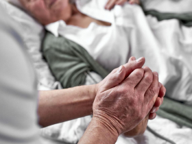 老伴急救無效、渾身是血，80歲老人卻緊握她手：能和你過一生真的很幸運，親愛的你先走，我很快就跟上